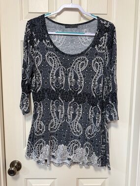 Rose & Olive Black & White Paisley Scoop Neck Long Sleeve Tee